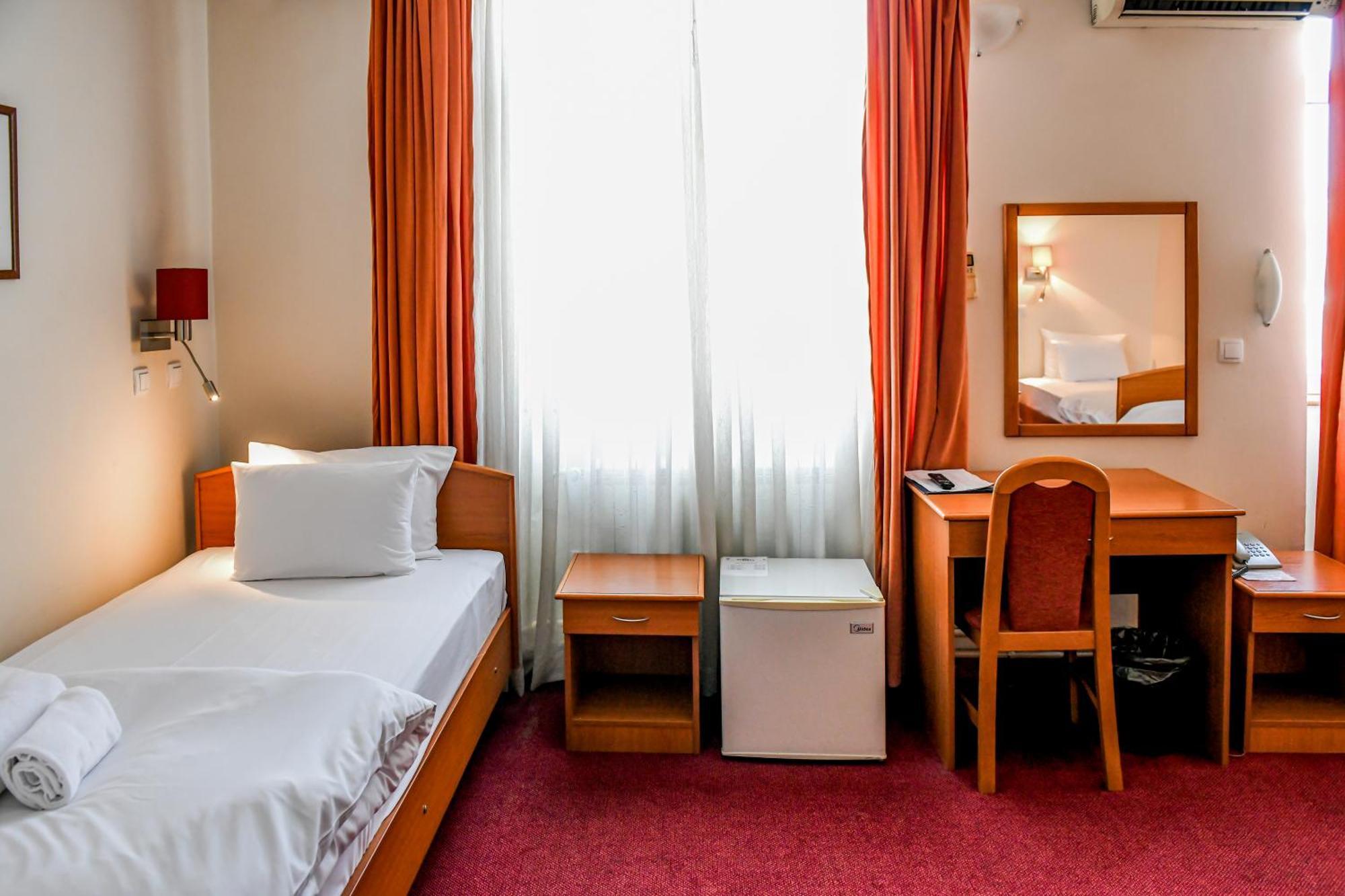 Bačka Palanka Hotel Fontana מראה חיצוני תמונה