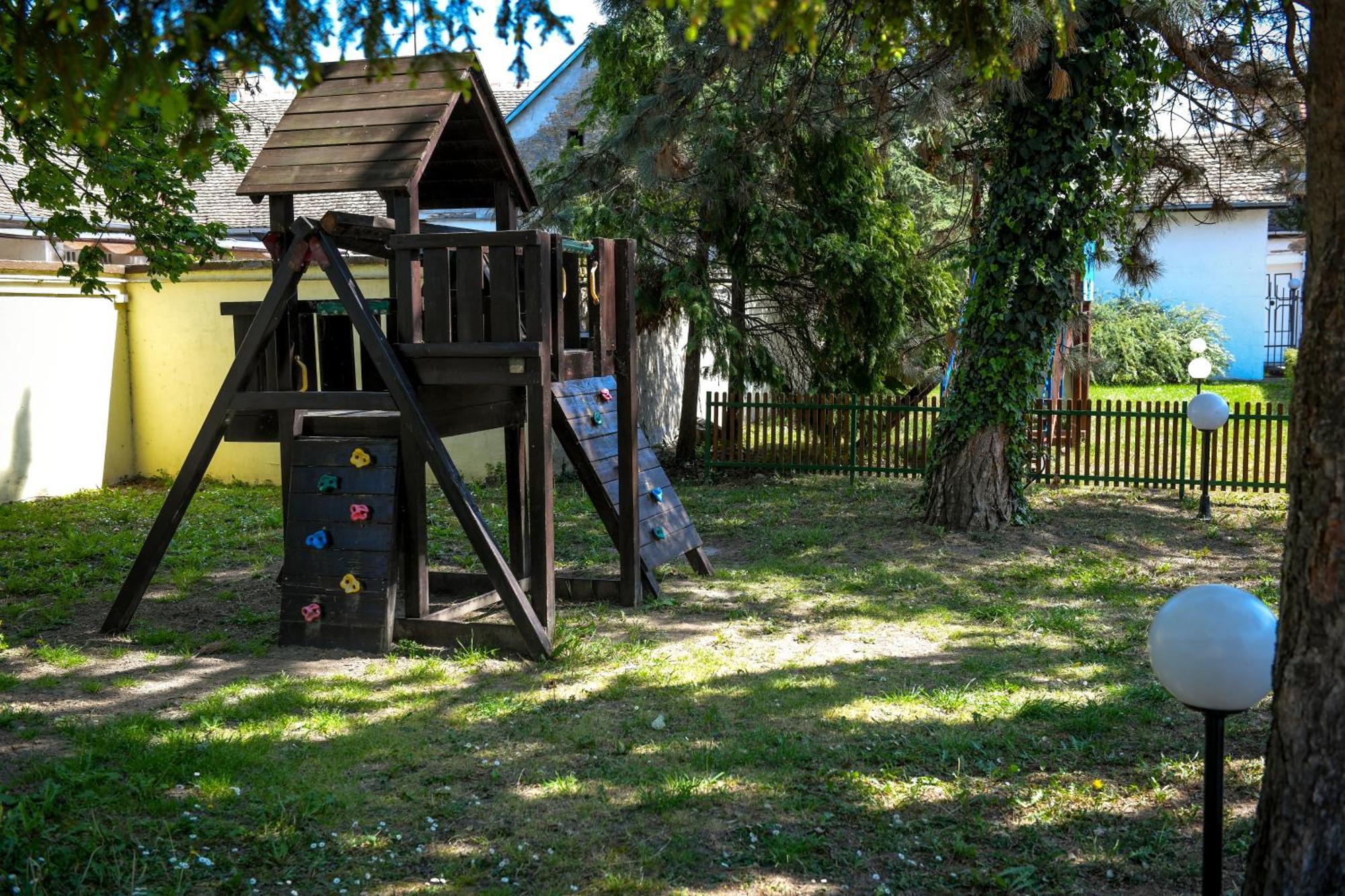 Bačka Palanka Hotel Fontana מראה חיצוני תמונה